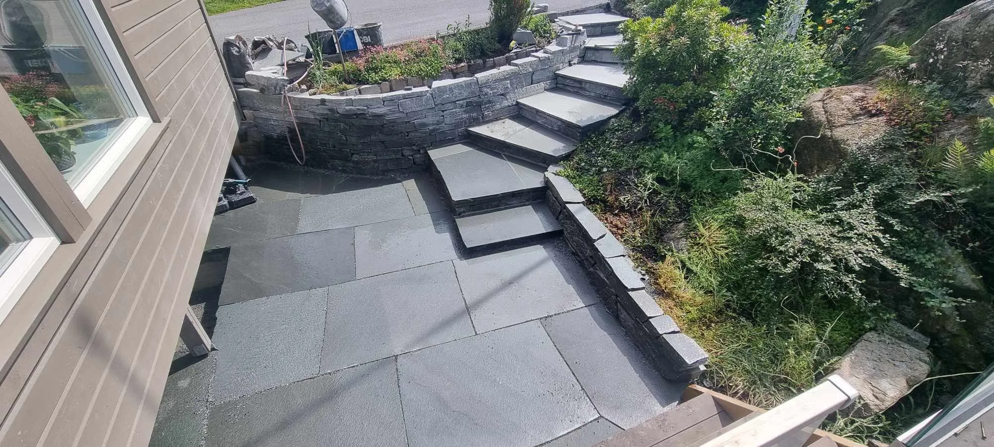 Natursteinstrapp bygget av Anleggsgartner Ellingsen AS i Bergen