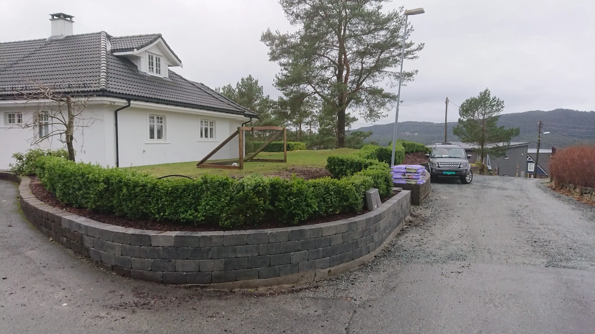 Klippet hekk og mur ved enebolig, vedlikehold av Ellingsen AS